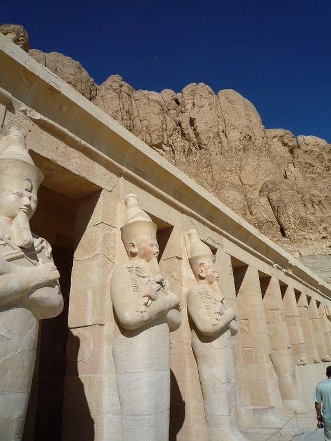 ハトシェプスト女王葬祭殿は、広大な建造物が青空に映えてとても綺麗でした。メムノンの巨像二つは絶好の撮影ポイント。私達もKAREM と一緒に写真をとりました。<br /><br /><br />(写真：ハトシェプスト女王葬祭殿)<br />