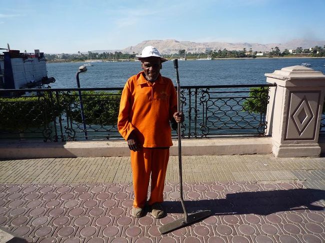 最後にルクソール美術館でタクシーを降りました。ホテルまで送らなくっていいのとKAREMが心配してくれましたが、私達は知らない街を歩くのが大好き。次の日にルクソール空港まで送ってくれることを頼み、KAREMと別れました。ルクソール博物館は展示の仕方が洗練されていて、展示物も興味深いものでした。<br /><br />(写真：ルクソールの遊歩道と働く人)<br />