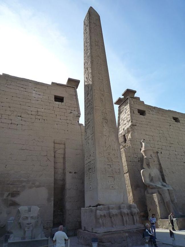 続いてルクソール神殿を見学し、神殿からシェラトンまでぶらぶらと歩いて帰りました。ルクソールの街はどちらかというと洗練されない感じ。その近代化されない雑多な所が魅力かも知れません。ルクソールでは、カルナック神殿の大列柱がとても深く印象に残りました。<br /><br /><br />(写真：ルクソール神殿)<br />