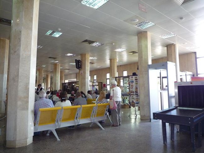 2008/12/06(土)<br /><br />朝、KAREMがルクソール空港まで送ってくれて、アスワン経由アブシンベルへ。エジプト航空の人にアスワンかアブシンベルで一旦荷物をピックアップする必要かあると言われました。私達はアスワンで荷物を取ることにしましたが、アブシンベルへの乗り継ぎが40分しかなく荷物をとってチェックイン出来るかどうか不安でした。親切に声を掛けてくれた日本人ツアーの添乗員さんに相談すると、一緒にいた現地人ガイドの人がアスワン空港でポーターに荷物を預かってくれるよう頼んでくれました。おかげで、安心して手ぶらでアブシンベルへ行き、アスワンにトンボ帰りすることが出来ました。<br /><br />添乗員さんそしてエジプト人のガイドさん、どうも有難うございました。それにしても、アブシンベルの空港に荷物を預かってくれるような所は無かったし、アスワンにそんな場所があったのかどうかいまだに解りません。<br /><br />(写真：アブシンベルの空港)<br />