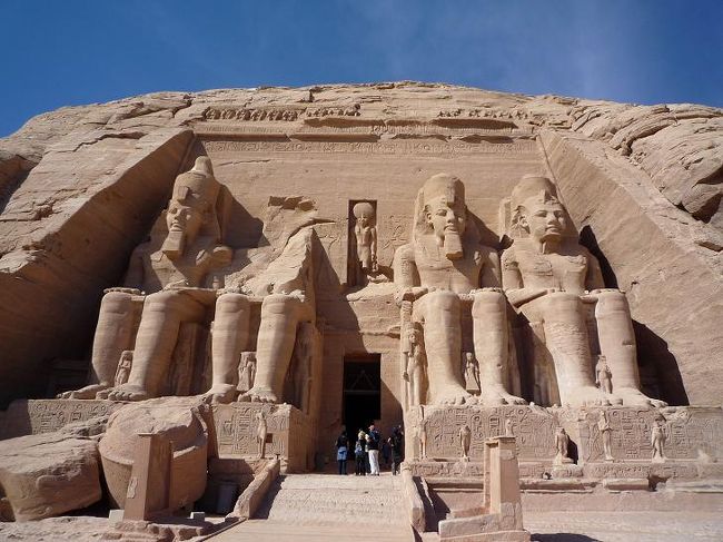 アブシンベル空港に着くと、エジプト空港のバスが外で待っていたので、15分ぐらいで神殿に到着することが出来ました。バスには私達のほかに外人の団体が一組そのバスを利用していました。バスを降りる時に、帰りのバスの時間を確認しいざ神殿に向かいました。<br /><br />空がぬけるように青く、アブシンベル神殿はその鮮やかな色を突き切るようにどっしりと建っていました。期待以上に素敵でした。何よりも内部のレリーフの美しさに感動しました。ツアーの人達がすべて外でガイドさんの説明を聞いていたので、神殿の内部は貸切状態。本当に静かで厳粛な雰囲気がありました。この神殿を、ダムの底に沈めたくないと思った人たちの気持ちが良く理解できました。<br /><br />(写真：アブシンベル神殿)<br />