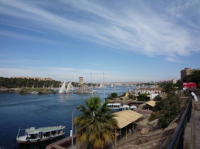 2008/12/07(日)<br /><br />カイロへの移動日ですが、出発時間まで余裕があったので、ゆっくり朝食をとりプールサイドでのんびり過ごしました。爽やかに風が吹き抜けて、ここが砂漠の国エジプトだとは思えませんでした。日本の10月のような穏やかな気候です。<br /><br />その後、一旦ホテルをチックアウトし荷物をベルに預けてから、ナイル川沿いをブラブラ歩いてヌビア博物館へ行きました。いつものように沢山のお誘いを受けましたが、アスワンではその多くはフルーカへのお誘いでした。すべて無視し博物館に向かいます。博物館では、アブシンベル神殿の移築に関する展示が充実していました。文化遺産がこのように保護され続ければ、今は貧しい人達もいつか私達のように訪れる事が出来るでしょう。<br /><br />(写真：アスワンの風景)<br />