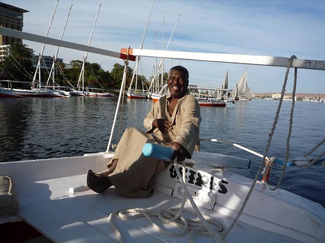 帰路も同じ道を通りましたが、時間もあるのでホテルの船着場にいるフルーカに乗ろうということになりました。1時間程風任せのフルーカに乗り、アスワンで生まれ育った船長さんとおしゃべりしました。<br /><br />(写真：フルーカの船長さん)<br />