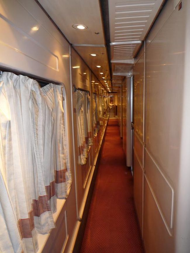 その後ホテルに戻り昼食がわりにアフタヌーンティーを頂きました。荷物を受け取り寝台特急に乗るためタクシーでアスワン駅へ。出発の30分前に到着しましたが、列車はすでにプラットホームに停まっていました。<br /><br />アベラ寝台特急に関しては、オリエント急行のような豪華さは期待していませんでしたが、自分達の車両に向かう間埃まみれの車両を見て不安になりました。幸いなことに、1等車の個室は機能的で清潔だけは確保されていました。夜が明けると色々な風景が目に飛び込んできて、地元の人々の生活や子供達が無邪気に遊んでいる姿が見え、列車の旅の良さも感じました。<br /><br />(写真：アベラ寝台特急）<br />