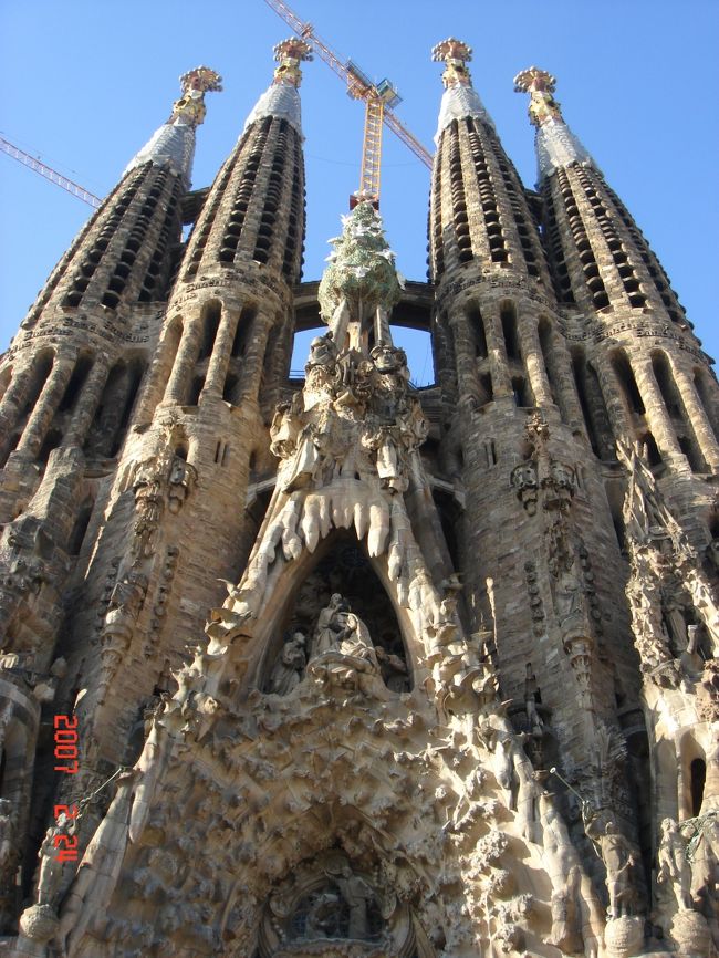 バルセロナの市街の中すっくと建つ<br />サグラダファミリア。<br /><br />圧倒されます。<br />よく見れば見るほどすごくって<br />引き込まれる感じ。<br />完成は20年後？を予定しているとか。