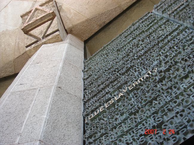 壁にはこんな扉もあったり。<br /><br />古くに作られた部分と<br />新しく作られた部分と<br />デザインとかもみるところによっていろいろ。