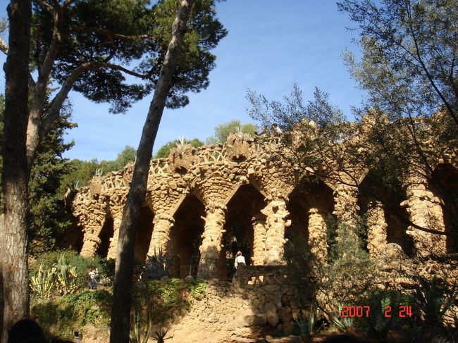 グエル公園。<br />バルセロナはガウディの<br />独創性があふれたあかるい街でした。<br /><br />さくらももこさんの<br />「世界あっちこっちめぐり」っていう本を<br />小学生の頃に読んで、<br />いつか行きたいと思っていたバルセロナ。<br />ほんとに行くなんて想像してなかったけどｗ