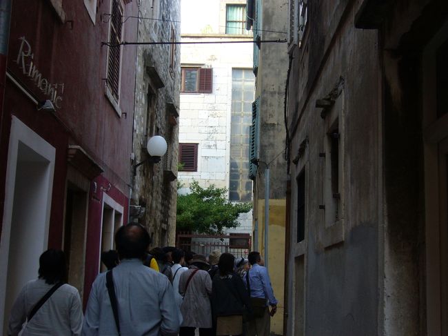 かつて港湾都市として栄えたザダールの旧市街を散策。