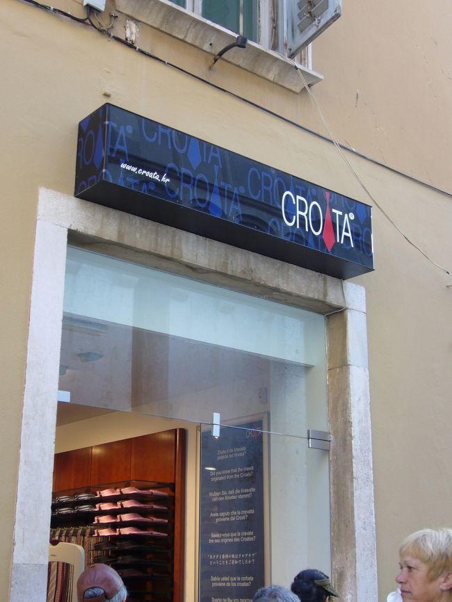 クロアチアはネクタイ発祥の地。<br /><br />「Croata(クロアタ）」はネクタイの専門のブランド。<br />スカーフなんかも売っています。<br />
