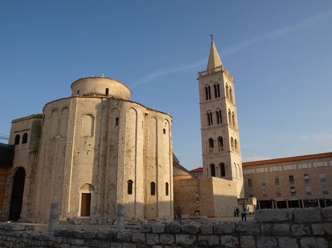 フォーラムのすぐ近くにある、聖ドナト教会（左）と、聖ストシャ大聖堂の塔（右）。<br /><br /><br /><br /><br /><br /><br /><br /><br />