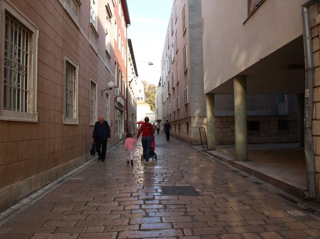 ここからはフリータイム。<br /><br />街中を散策。石畳の小路が続きます。