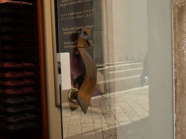 クロアタのドアノブはネクタイの形！！<br />細かいところまで凝っていますね〜