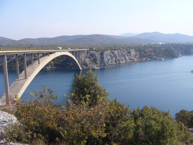 ザダールを後にして、次の目的地スプリットへ。<br /><br />写真は移動中にバスから見た風景。