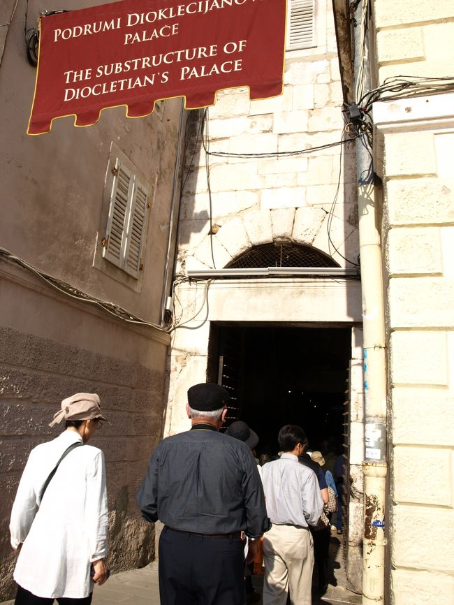 アドリア海最大の港町・スプリットに到着。<br /><br />スプリットはローマ皇帝ディオクレティアヌスの宮殿がそのまま旧市街となった町。<br />（というわけで現在は本当の意味での宮殿は一部しかなく、町そのものになっているのだ。）<br />世界遺産にも登録されています。<br /><br />写真は海側の青銅の門から旧市街に入るところ。<br /><br />
