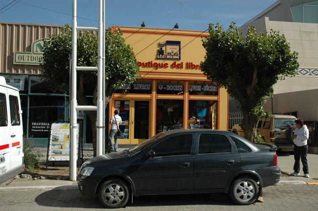 エル・カラファテ一番の本屋さん。カジノの隣。<br />ここでエル・チャルテンの地図を３０ペソで購入。