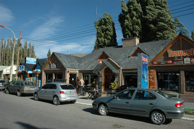 左側に両替のTHALER。結構行列が出来てました。