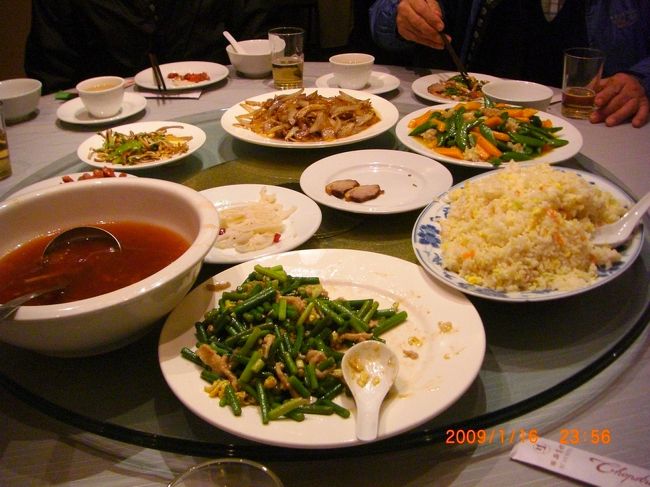 ホテルについて、まず最初に食事(^_^;<br /><br />いらないよ〜、と思ったけど、紹興酒とかお土産とかを売りつける重要な場のようで((((^_^;<br /><br />出てくる料理に釣られて、しっかり食べちゃいました。