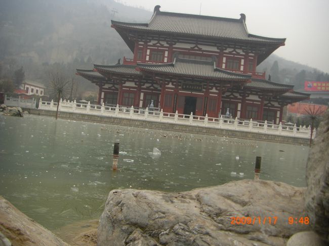 さて、ここからはツアーの観光です。<br /><br />まず最初は、楊貴妃のお風呂のある「華清池」<br /><br />本当のお風呂（温泉）は、ずいぶん奥にあって、手前の広い敷地は完全にテーマパーク化されてました(^_^;