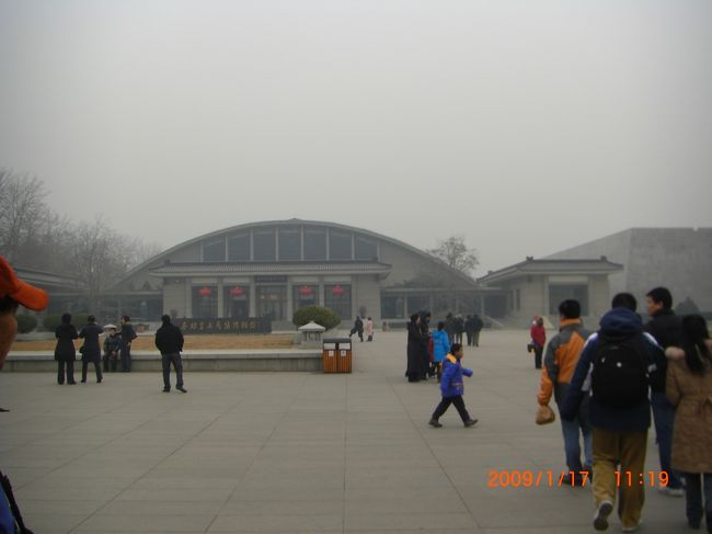 かまぼこ型のドームが一号館。最初に発掘された場所。<br /><br />すぐ近くなのに、かすんで見える。