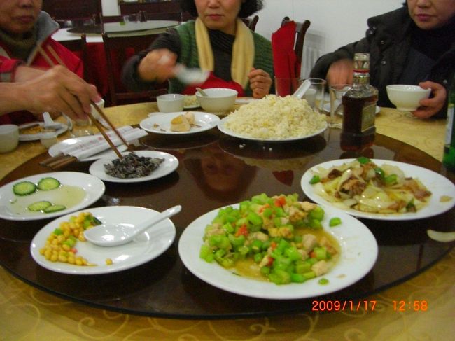 昼食。<br />ここでも、飲み物やらお菓子やら、売りつけがすごかった。そして、買う人も多かった。