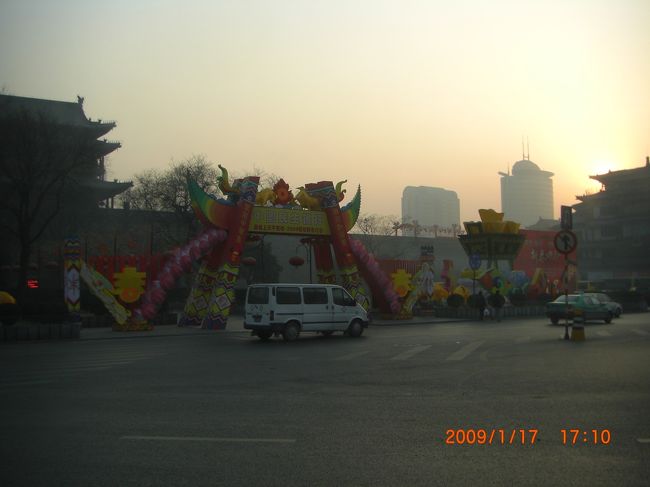 お次は、郊外から市内に戻ってきて、さらに城内へ。<br /><br />南門には旧正月の飾りつけがしてありました。