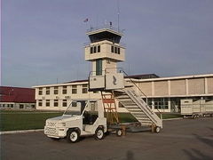 鈍い着地音に続き、乾いたブレーキ音が響く。滑走路を迂回し機体は停止した。シェムリアップ国際空港はアンコールへの入口で、郊外にあるのどかな空港です。