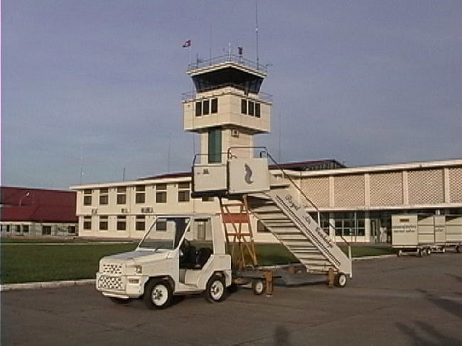 鈍い着地音に続き、乾いたブレーキ音が響く。滑走路を迂回し機体は停止した。シェムリアップ国際空港はアンコールへの入口で、郊外にあるのどかな空港です。