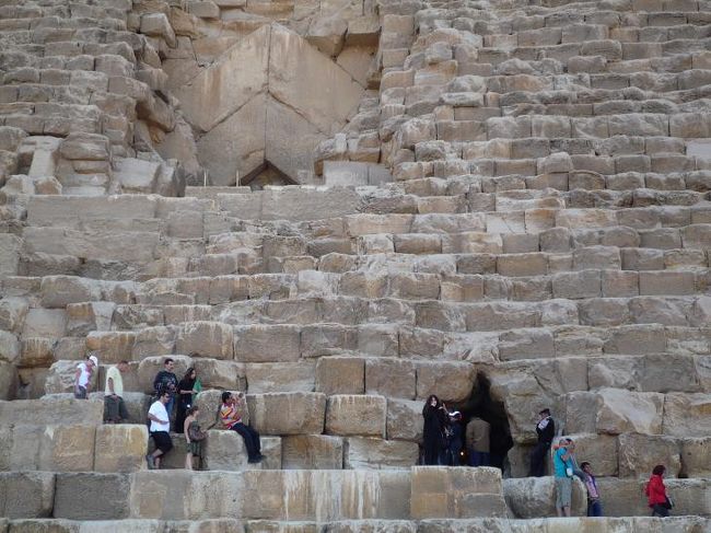 2008/12/8(月)<br /><br />朝7時35分に列車はギザ駅到着しました。タクシーでメリディアン・ピラミッドホテルに行きましたが、その時の運転手さんが、まるでF1ドライバーのように車の間をすり抜けて走るので驚きました。でも、不思議なことに怖いとは感じませんでした。むしろ腕は確かだと思いました。信号で停まると袋からバナナを取り出し食べ始め、主人にも一つどうかと聞いてくれました。スピード狂だったけど、どこか憎めない運転手さんでした。KAREMと共に忘れられません。<br /><br />(写真：ピラミッドの入り口)<br />