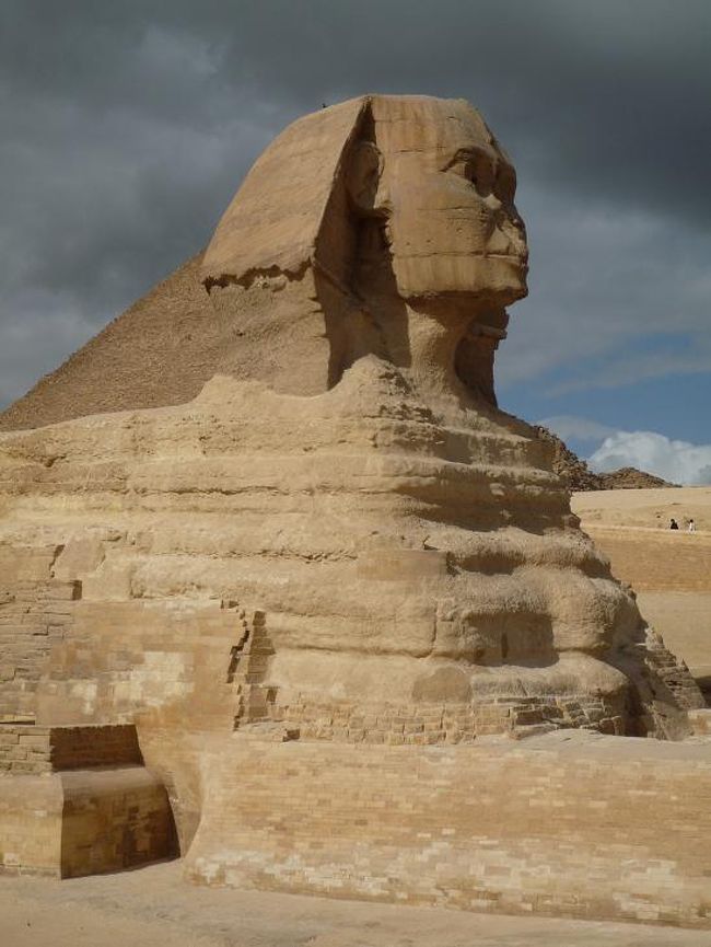 ホテルにチェックイン後、ピラミッドへ向かいました。世界でもっとも有名な建造物ですから、すべて歩いて見ることに決めていました。まずは、クフ王のピラミッドの中に法外なお金をだして入りました。中は今まで何十回とテレビで見た通りでしたが、やはりこれは体験したい事でした。他の２つのピラミッドを見て、スフィンクスの所へ行くと本当に疲れてしまいました。ピラミッドは大きいです。<br /><br />小腹がすいたので、帰りにFelfela Cafeでシュワルマサンドイッチをテイクアウトし部屋で食べました。その後、疲れを取るためプールサイドで休憩。夕食はホテルのAL Shamsレストランでとても美味しいエジプト料理を頂きました。<br /><br />（写真：スフィンクス）<br />