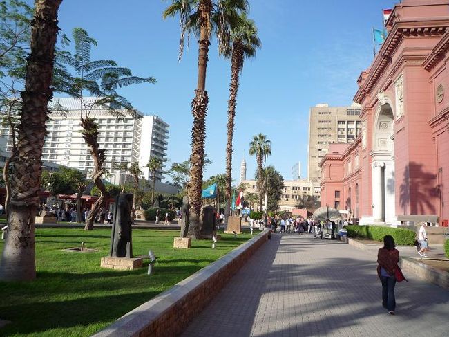 2008/12/9（火）<br /><br />ピラミッド前から路線バスに乗り、考古学博物館の近くで降りました。バスはオンボロでしたが、運転手さんは降りる時に博物館の方向を指さして親切に教えてくれました。博物館前は開門前にもかかわらず、すでに大勢の人が並んでいました。中に入るとすぐに、ツタンカーメンのマスクの部屋へ直行です。きのう作られたかのように金色に輝くマスクを見て感動しました。何千年もルクソールのあの小さなお墓に埋められていたなんて、とても信じられません。部屋はほとんど貸し切状態で、他の埋葬品も丹念に見ていきました。2階が終ると1階へ降りて、全ての部屋の見学は午後1時頃終了しました。エジプトへ来てはじめて入場料が安いと感じました。ツタンカーメンの埋葬品は、すべてが想像以上に輝いていました。<br /><br />(写真：考古学博物館)<br />