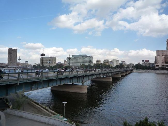 バピルスミュージアムでパピルスを買いたくて、サダト駅から地下鉄でドッキ駅へ行きました。途中にテイクアウト店‘オムダ’があったので、コシャリとシュワルマを食べました。主人はコシャリは美味しいと言っていましたが、私はシュワルマの方が好きです。残念ながらミュージアムが閉まっていたので、本物のパピルスを買うのは諦めました<br />。<br />(写真：カイロ市街地)<br />