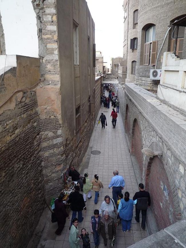 橋を2つ渡ってサダト駅へ戻り、再び地下鉄でマルキルギス駅へ出てオールドカイロを見学しました。ここでは、ヨーロッパで何度もみた中世の町を思い出しました。タクシーで一旦ホテルに戻った後、近くのレストラン“フェルフェラ”で夕食をとりました。<br /><br />(写真：オールドカイロ)<br />