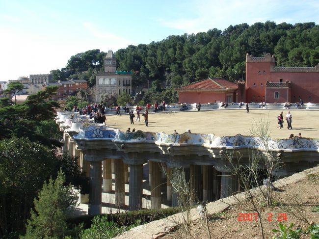 あまり詳しく知らなくって<br />こんなところであいまいなこと書いてはいけないと<br />思うんだけど、<br />グエル公園は<br />ガウディが住宅街をつくるはずだった<br />ところのようです。。。