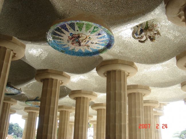 ほんと、いろんなとこが細かくって、<br />こだわりってるかんじ。<br />ポップなあかるい色が<br />スペインの飛びぬけた青い空とあいますね。