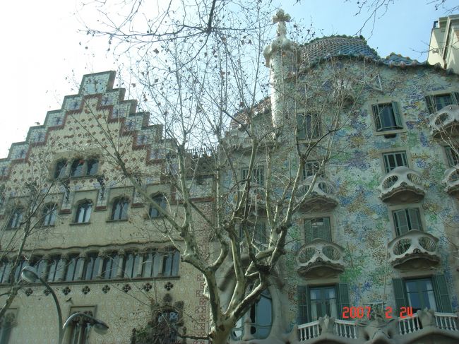 これもガウディの建築。<br />壁面のモザイクもだけど、<br />ガウディの遊び心というか<br />こうしちゃえっ！っていうらしさが<br />建物全体からあふれてるな〜と感じました。