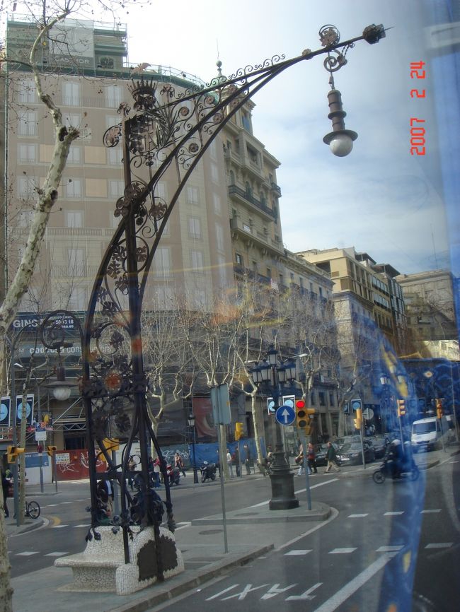 バルセロナ市内。<br />かわいい街燈だな〜と思ってパチリ。