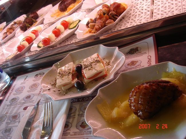 歩いてて見つけたバルで食べたランチ。<br />タパスを2品選びました。<br />