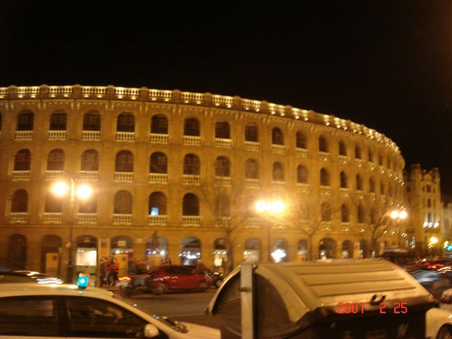 バレンシアの闘牛場。<br /><br />スペインの街を歩くときは<br />スリに要注意！ということで、<br />パスポートは靴の中、<br />お財布は首からぶら下げてジャケットの中でした。<br /><br />けど、やっぱ海外では<br />夜でも街歩きはしたい〜