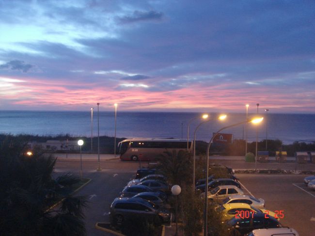 泊まったホテルから。<br /><br /><br />地中海の朝やけ。