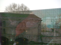 後ろのガラス張りの建物は現代美術館