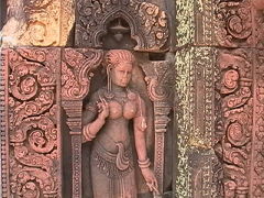 光の当たり方によっても微妙に変化する赤色は見事で、密林の緑に赤が映える。そしてバンテアイ・スレイと言えば何と言っても「東洋のモナリザ」ことデバダー像が魅惑的。そういや作家アンドレ・マルローも魅せられた一人で後に小説「王道」に著してますね。 
