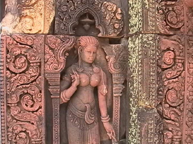 光の当たり方によっても微妙に変化する赤色は見事で、密林の緑に赤が映える。そしてバンテアイ・スレイと言えば何と言っても「東洋のモナリザ」ことデバダー像が魅惑的。そういや作家アンドレ・マルローも魅せられた一人で後に小説「王道」に著してますね。 <br />