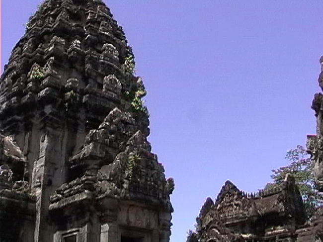 郊外から戻り、湖跡の東にある12世紀初頭に建てられたヒンドゥー教建築バンテアイ・サムレへ。高塀に囲まれた重厚な外観はまさに砦でした。<br />