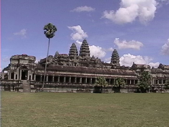 西参道脇にある北の聖池から見た中央祠堂。