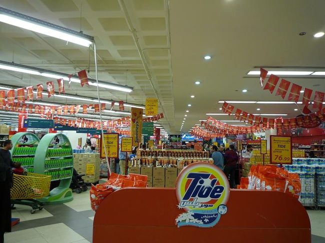 20-30分後に“シティースターズ”に到着すると、そこは人、人、人、特に若者が多いのには驚きました。私達がカイロに滞在した４日間は犠牲祭というイスラムの祝日だったので、どこに行っても人出は多かったのですが、ここが、エジプトで一番活気を感じた所でした。着いてすぐにアイスクリームを食べましたが、日本にもあるようなお洒落なお店でお値段も同じくらいでした。フードコートも若者で溢れ席を見つけるのが大変でした。最初にハーンハリーリのようにおみやげ物を売っているフロアーで２，３おみやげ物を購入。私は記念に話題の“H&amp;M”で安いアクセサリーを買い、最後に広大なスパーマーケット（スピナーズ）で、ハイビスカスティーやスパイスなどのお土産を買い足しました。今まで見たカイロとは違うカイロがここにはありました。地元の人がどのくらい来ていたの判りません。フードコートで私の後ろに並んでいたのはブルネイからの留学生でした。多分外国人も多いと思います。この日は、変化するだろうエジプトを見ることが出来ました。<br /><br />（写真：巨大ショッピングセンター、シティースターズ２）<br />