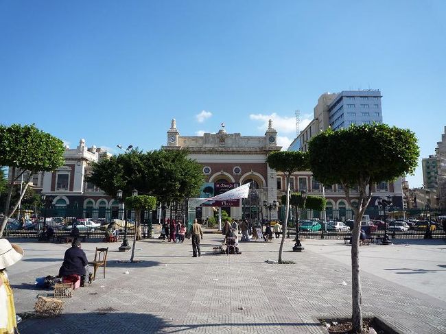 2008/12/11（木）<br /><br />この日は日帰りでアレキサンドリアへ行きました。朝6時過ぎにタクシーでラムセス駅へ。8：00発の列車の二等席しか取れないと言われ、ルクソール駅で事前に手配すれば良かったと思いました。時間潰しに駅の周りを散歩した後、構内のカフェテリアでガイドブックを読んだりしました。マスル駅到着後ローマの円形劇場の遺跡を見て、グレコローマン博物館へ行ってみましたが、事前に得ていた情報通り閉鎖中でした。<br /><br />（写真：マスル駅）<br />