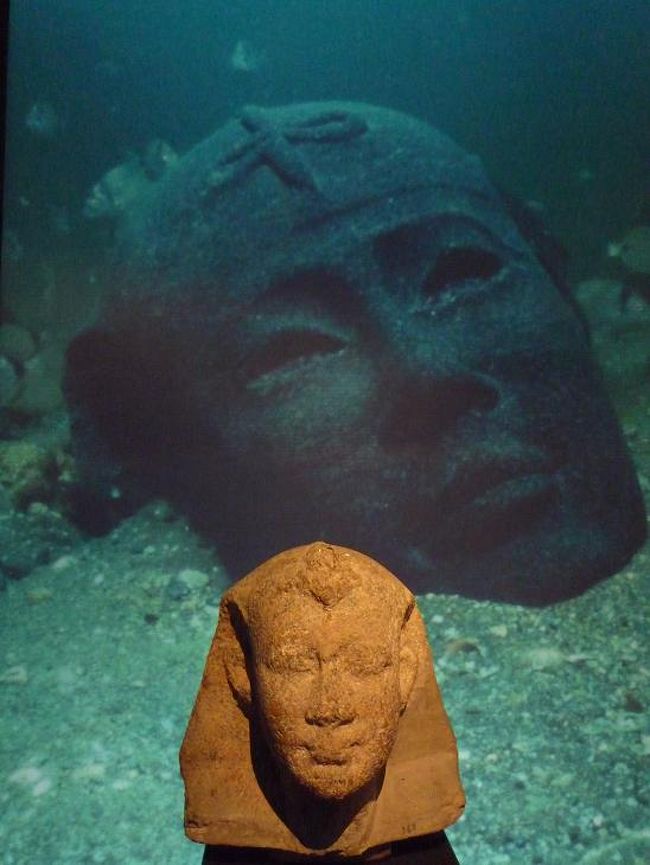 近くの国立博物館では、アレキサンドリアの海底から引き上げられた展示物があり興味を惹かれました。珍しく館内撮影OKだったので主人が何枚も写真を取ってくれて、今も写真で楽しんでいます。噂によるとアレキサンドリア沖にある海底遺跡を海の中を歩いて見ることが出来るようにしようという構想があるそうです。<br /><br />（写真：アレキサンドリア国立博物館の展示物）<br />