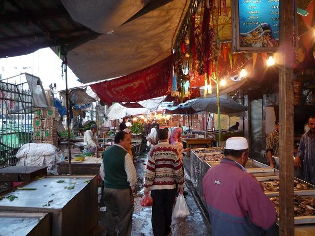 そんな事で、カタコンベとボンベイの柱へは行けなかったのが心残りです。なんとかマスル駅近くに来てホットし、チャイを飲みました。その後行ったスークでは、港町らしく沢山の魚が売られていました。近くには子供達の為の移動遊園地みたいな物もあり、他のスークと同様、生活品のお店も沢山見かけました。どこに行っても人が多く賑やかでした。<br /><br />（写真：アレキサンドリアのスーク１）<br />