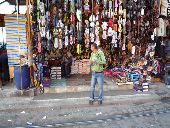 少し疲れたので、今度は駅前のカフェに入りました。店内には大きなテレビがおいてあり、おじ様達がサッカーの試合に熱中していました。チャイを飲みながら色んな人達が行きかう駅前の様子をしばらく眺めました。<br /><br />（写真：アレキサンドリアのスーク2）<br />