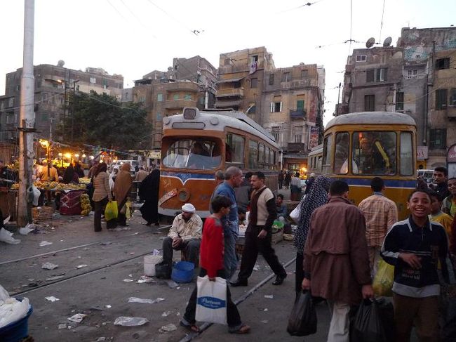 電車の線路脇で洋服のバーゲンセールが始まり、山のように詰まれた洋服は一枚一枚売れてゆき、段々低くなって丘となり最後に平地になりました。いたる所でそのような商売が成り立っているようでした。駅前は、人と商店と路面電車が線路を共有し共存していました。<br /><br />帰りも列車でマスル駅からラムセス駅へ、そしてタクシーでホテルへ戻りました。<br /><br />（写真：アレキサンドリアのスーク3）<br /><br /><br />